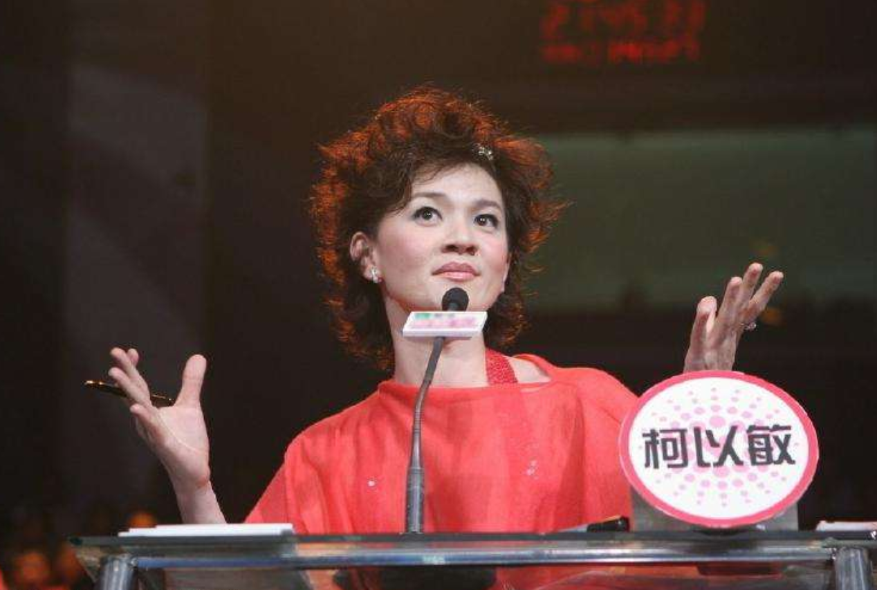 「柯以敏」自以为自己很红,上节目做导师时疯狂耍大牌,被封杀后却又哭着求原谅