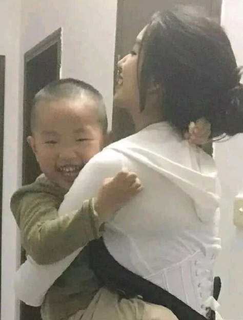 |“老婆出差,儿子特别喜欢他小姨带...”笑得很开心嘛!哇哈哈哈~