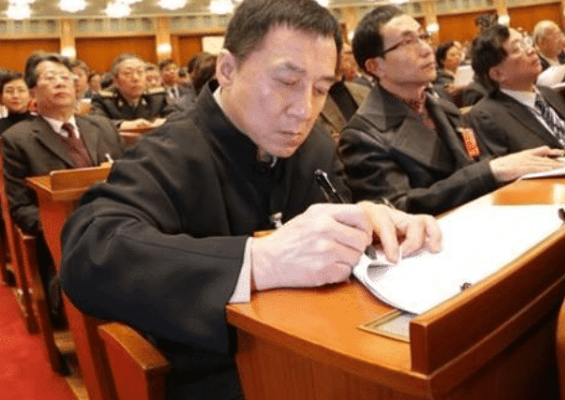 范冰冰|人民大会堂不许化妆，明星一个个都被打回“原形”，看到范冰冰真是醉了！