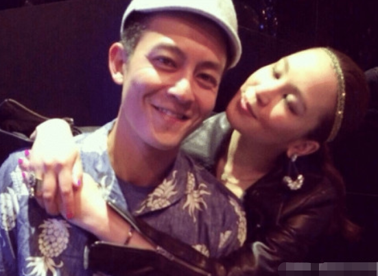 姐姐|陈冠希的姐姐为何还不嫁人？看到他与姐姐合照，网友：这谁敢娶啊