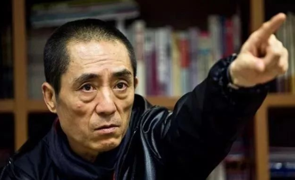 张艺谋|被张艺谋封杀的两位女星，前者乖乖退圈，后者让张艺谋损失近千万