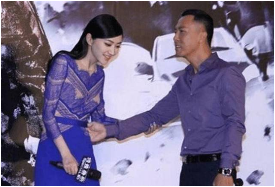 「成龙」成龙不敢碰她，甄子丹不敢搂她，王思聪不敢撕她，而他凭什么敢亲她？