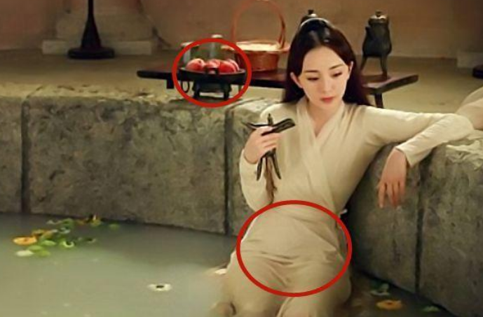 周冬雨▲史上最“尴尬”的穿帮镜头，大妈演鬼子也就算了，看到周冬雨：手在干啥！