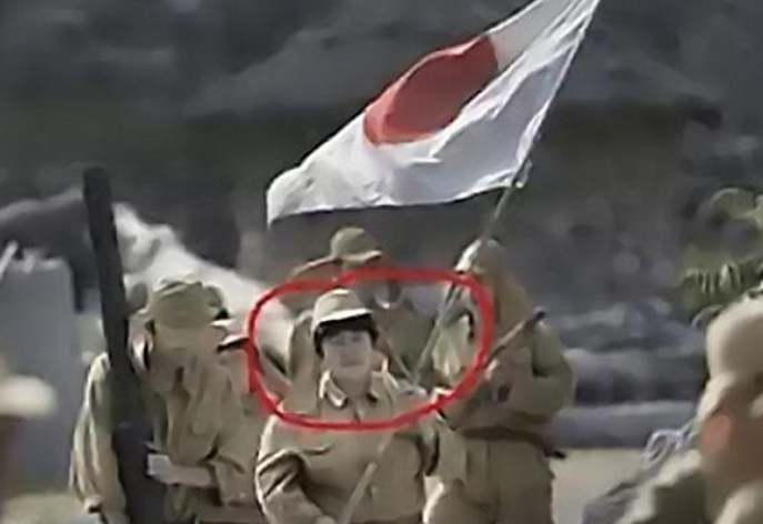 周冬雨▲史上最“尴尬”的穿帮镜头，大妈演鬼子也就算了，看到周冬雨：手在干啥！