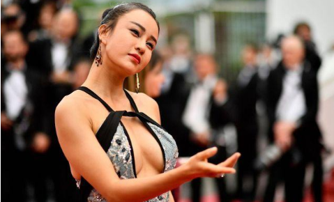 成龙|她原本是瑜伽老师，被成龙相中后一炮而红，如今一节课就要10万！