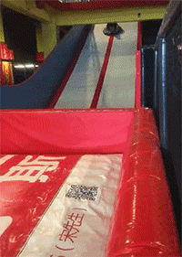 |“不小心把店铺玻璃撞坏了,要赔钱吗?”哈哈哈老板得倒贴吧!