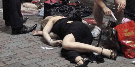 日本：喝醉后直接睡大街？日本女生街头酒醉后的各种“丑态”，带你认识真正的日本