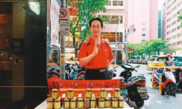 关聪■67岁香港演员转行摆地摊：时代抛弃你的时候，连一声再见都不说