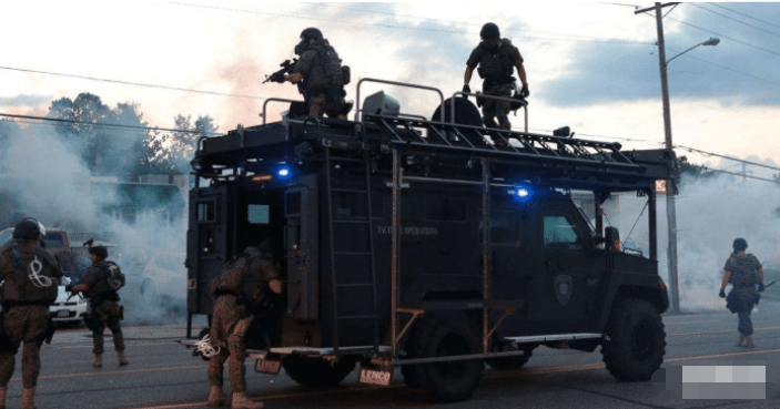 美国▲特朗普终于“动手”！美国“起义军”遭装甲车镇压，现场惨不忍睹！