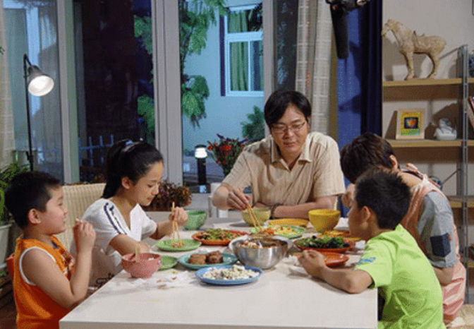 还珠格格：家有儿女饭菜是假的, 还珠格格也是假的, 这部剧因为剧组穷, 饭菜却用真的