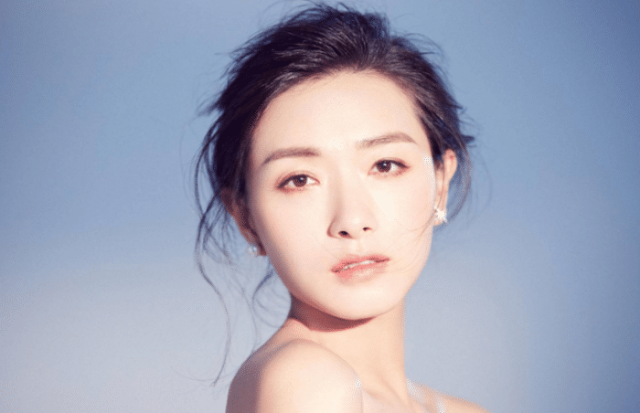 |她“演啥都扑街”，最后只能靠拍广告赚钱，网友们：喝凉水都能塞牙