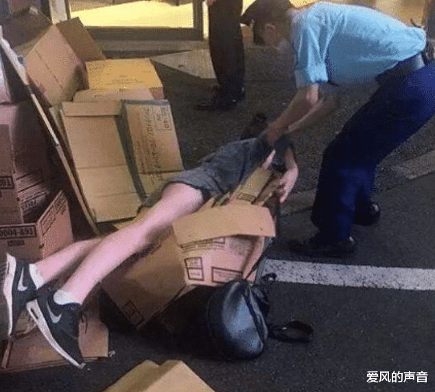 日本：喝醉后直接睡大街？日本女生街头酒醉后的各种“丑态”，带你认识真正的日本