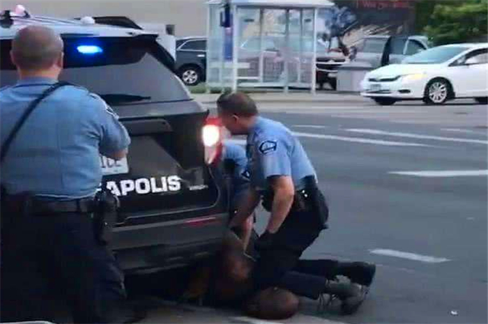 美国■特朗普头疼的事来了！全美突然爆发骚乱，大批警察车辆被砸毁