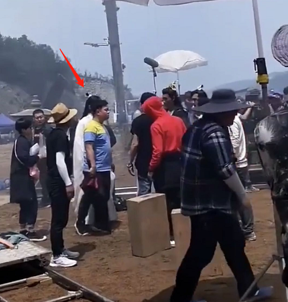 成毅|因过度避嫌大量脱粉，成毅被曝片场怒骂导演，指着对方鼻子大声斥责