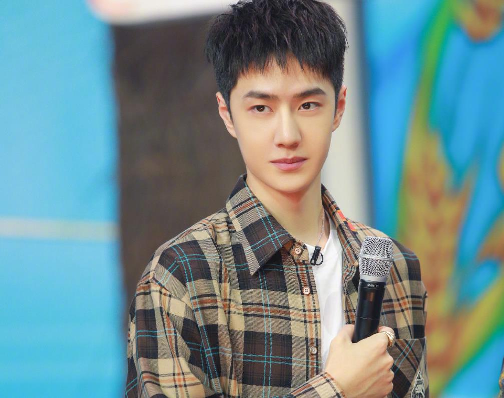 王一博|天天向上：王一博吃虫子拉肚子，匆匆离场去医院，捂肚子缩成一团