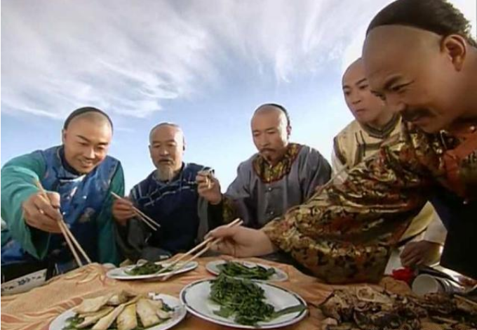 还珠格格：家有儿女饭菜是假的, 还珠格格也是假的, 这部剧因为剧组穷, 饭菜却用真的