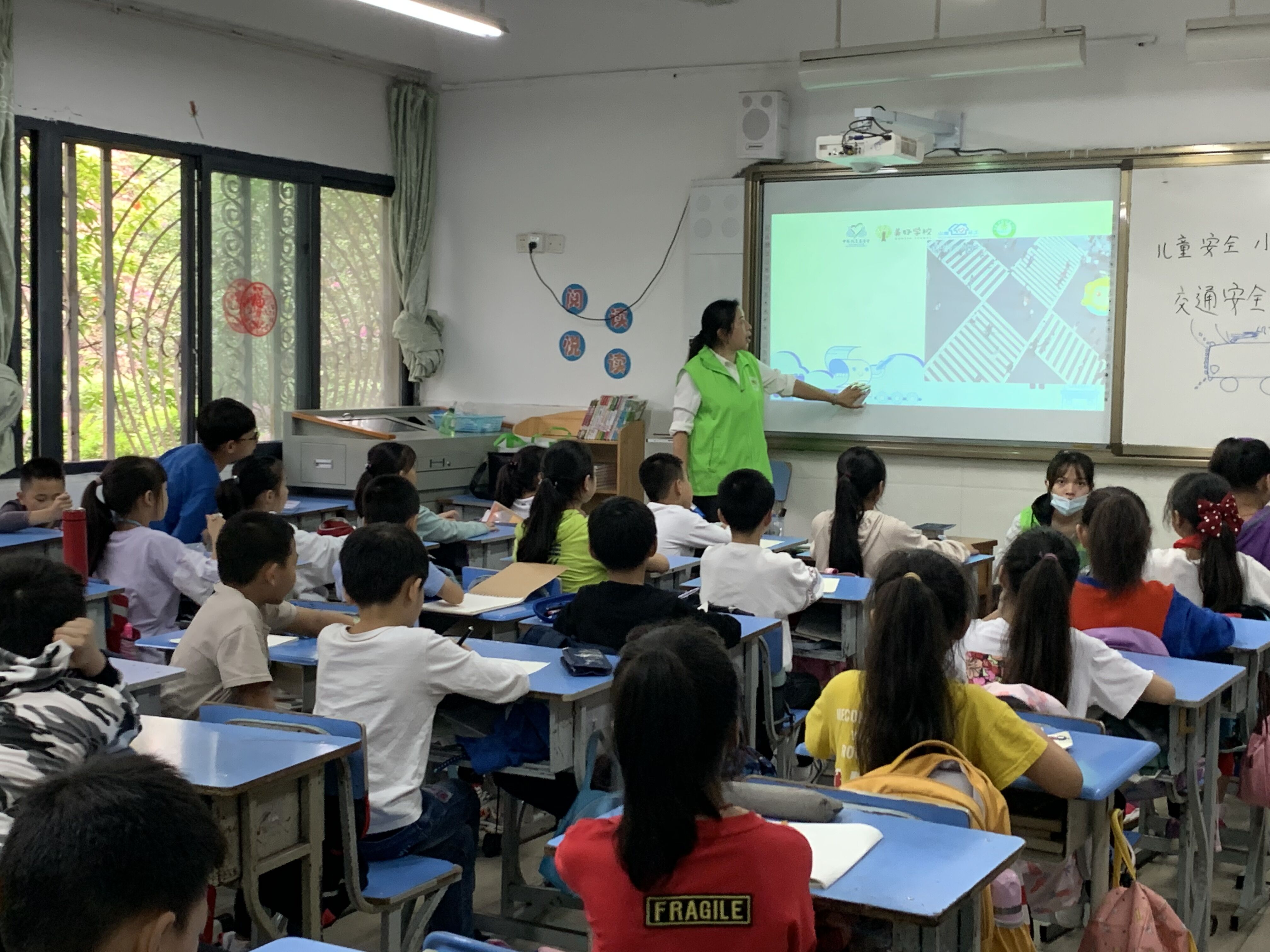 美好学校、 梦想书架、交通安全小课堂|重庆大渡口区梅明社工“美好学校 梦想书架”项目交通安全小课堂