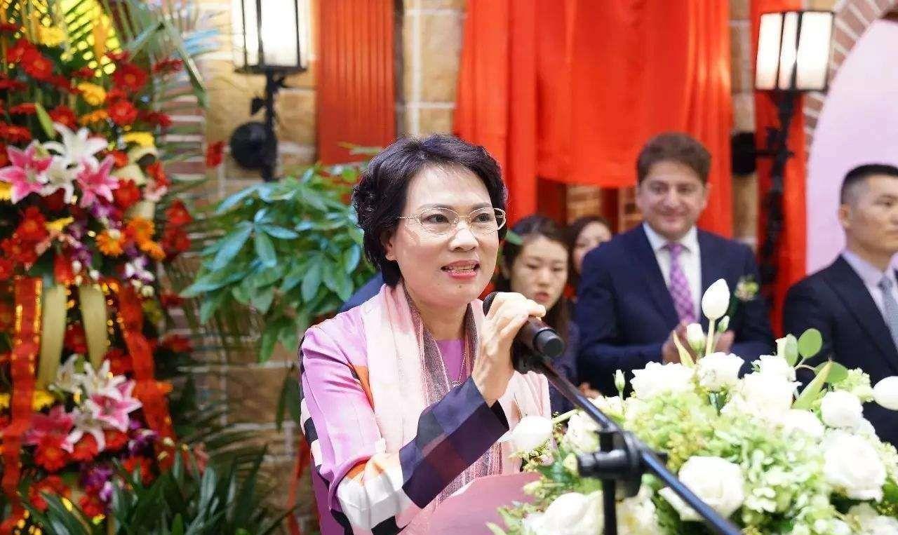 [义乌]从女首富到“女首负”，资产从800亿到负债357亿，是什么毁了她