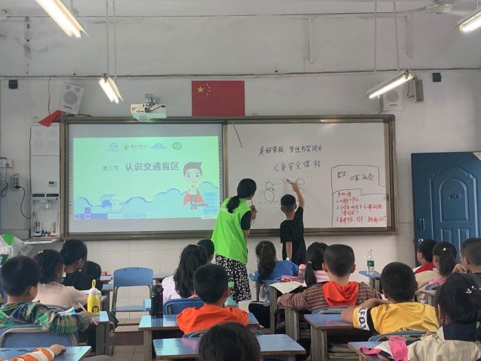 美好学校、 梦想书架、交通安全小课堂|重庆大渡口区梅明社工“美好学校 梦想书架”项目交通安全小课堂