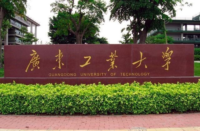 「清华大学」13所中国大学被美国列入“黑名单”，令美国害怕的大学才是一流的