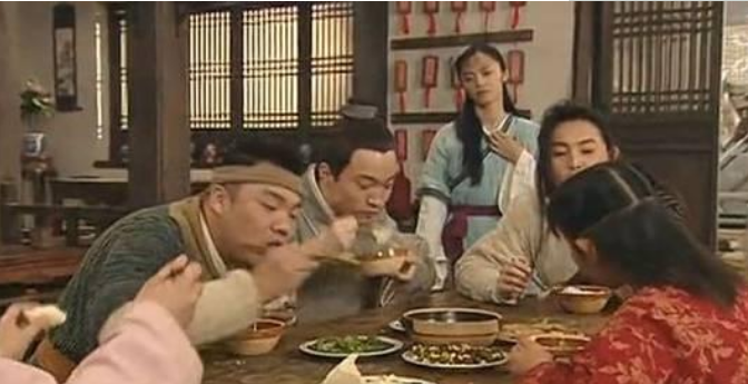 还珠格格：家有儿女饭菜是假的, 还珠格格也是假的, 这部剧因为剧组穷, 饭菜却用真的