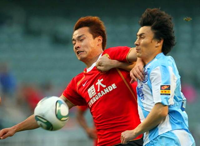 李玮锋▲李玮锋下家浮出水面，四大中超豪门任君挑选，不愧是国足名宿！