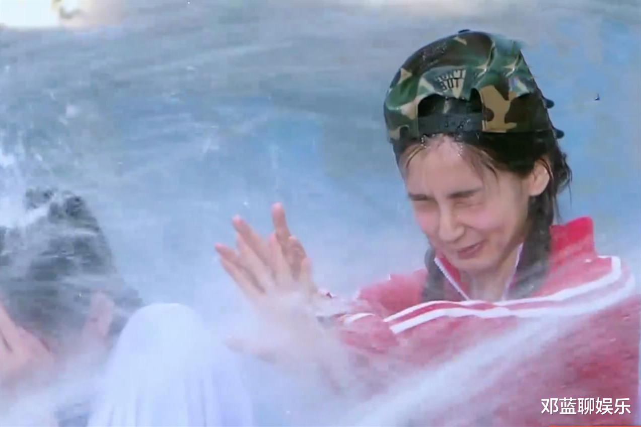 杂志|Baby第一次见到农村厕所，脱口而出3个字: 教养是装不出来的