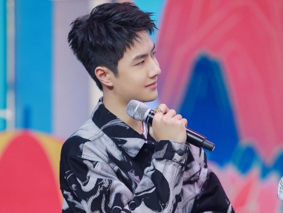 王一博|天天向上：王一博吃虫子拉肚子，匆匆离场去医院，捂肚子缩成一团