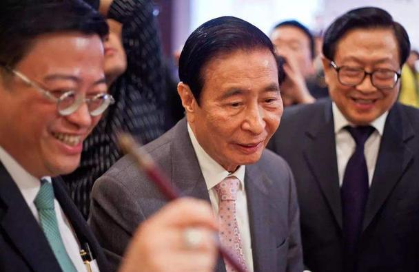 李家成|李兆基给儿子取名李家成，李嘉诚给孙子取名又扳回一城，确实厉害