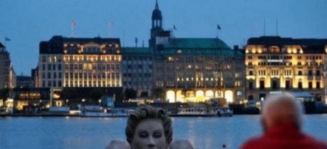 「玛丽莲·梦露」英国“最污”的雕像，每天吸引万名游客观赏，女游客不让老公看