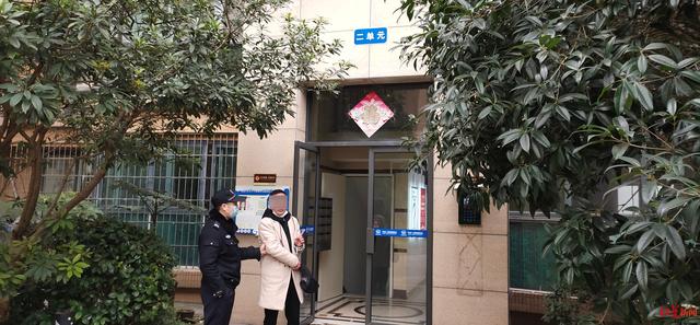 融媒看看 男子入室盗窃被当场撞见，房主追5层楼将其智擒：大声喝止双手不准放口袋