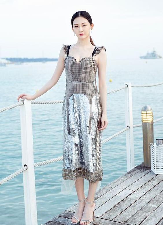 「苗苗」郑恺为何选择与苗苗结婚？看她的机场照，颜值高果然选对了人