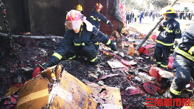 光线新媒 险！运送20吨300件鞭炮车辆侧翻，常德汉寿消防成功处置