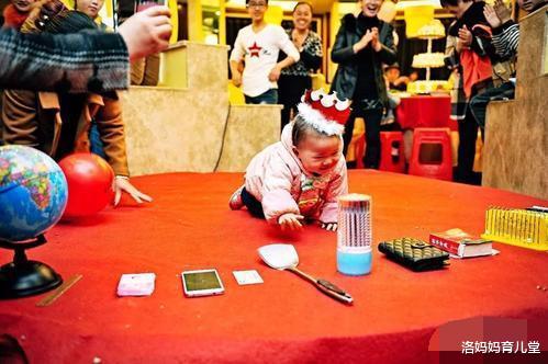 一岁男婴“抓周”,毫不犹豫拿起这东西不撒手,奶奶气得整宿没睡
