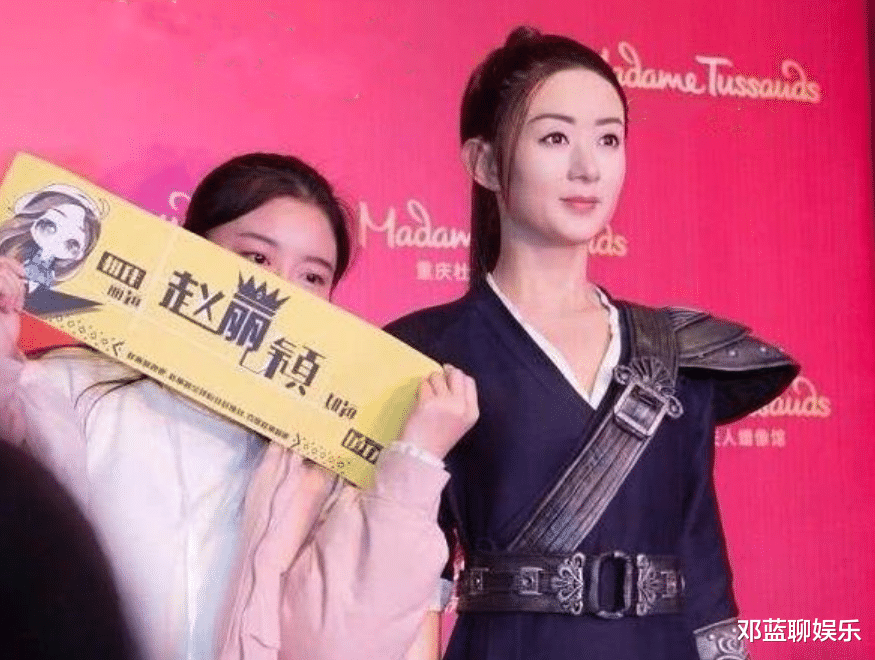 鹿晗|明星和蜡像合影：热巴被蜡像吓到，鹿晗的不敢认，她却在挖鼻孔