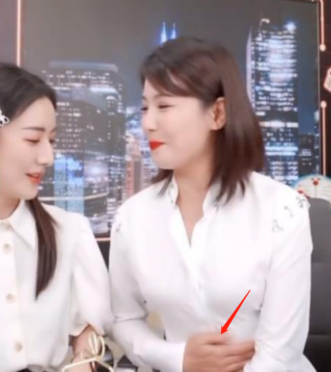 刘涛@刘涛直播太尴尬！白色衬衫被崩开，是肉太多？还是衣服太小？