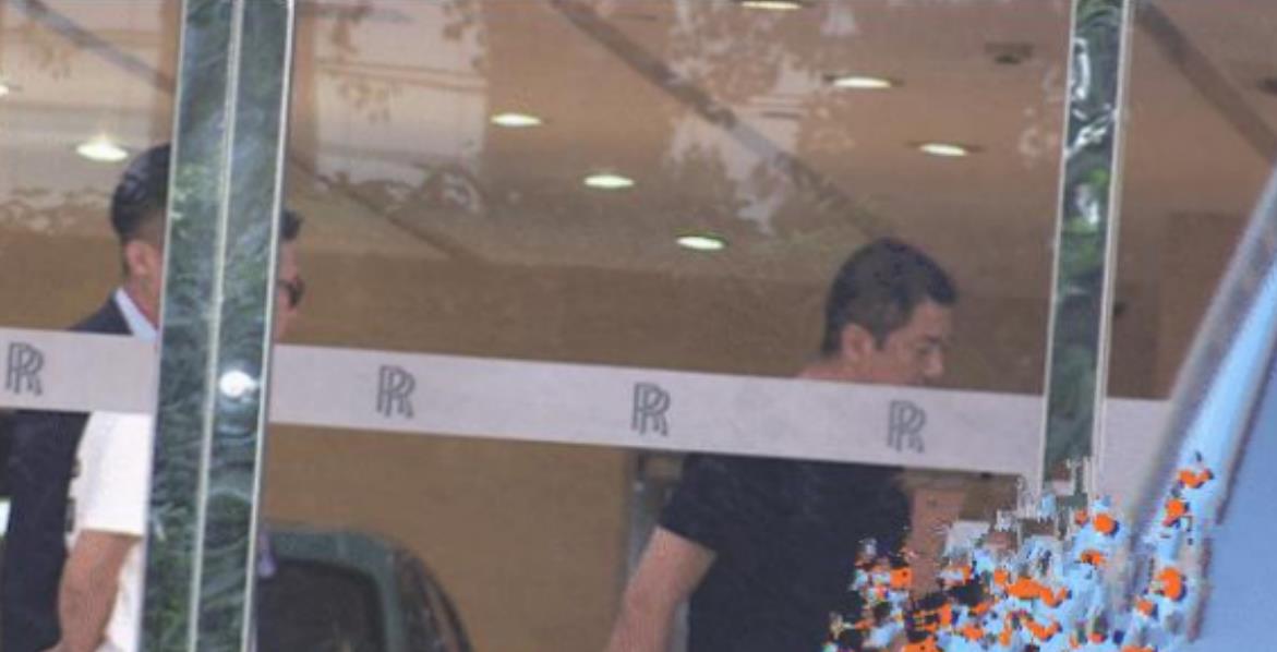 本田冠道|传生意低迷后，李亚鹏4S店看千万级豪车，多次趴窗咨询却空手而归