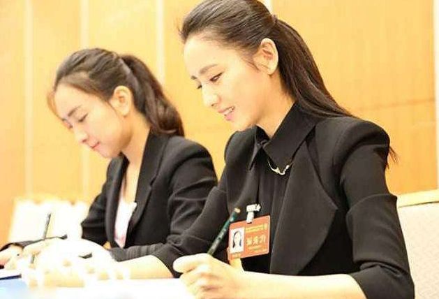 胡歌■都说人民大会堂是“卸妆水”,杨幂还好,看到胡歌:真有37岁?