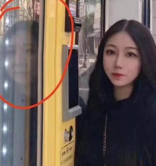 大爷 六十五岁的门卫周大爷因屡次遭到校花骚扰，被迫提出辞职，称现在的年轻人真让人受不了