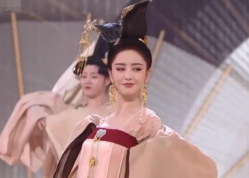 佟丽娅|腿被裙摆缠住，看清佟丽娅的救场方式，确定不是提前设计？