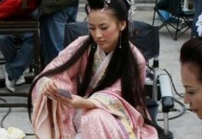 「赵丽颖」女明星片场休息都干嘛？吴谨言接吻，杨颖抽烟，看到赵丽颖：输了输了！