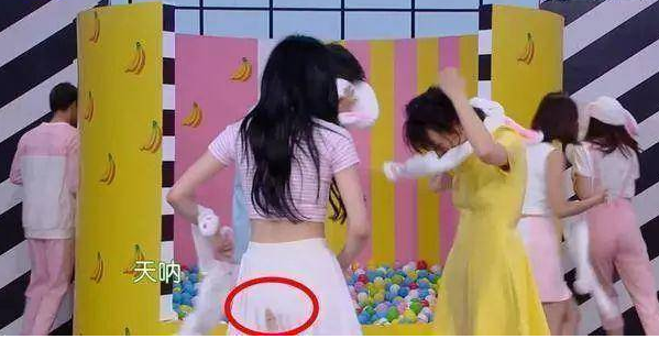 天官赐福|明星的尴尬瞬间:邓超手在抓啥,刘亦菲都笑弯了腰!