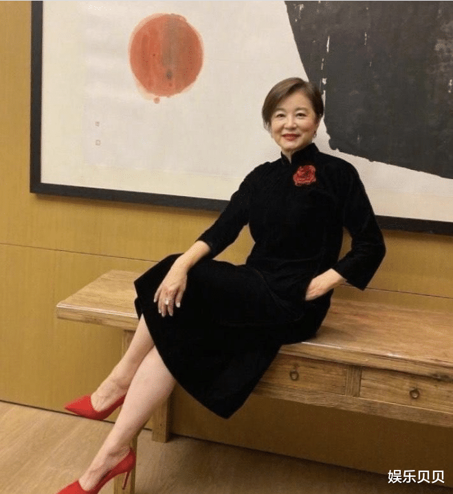 林青霞|林青霞诠释美人在骨不在皮，年轻时风华绝代，66岁时依然透着美