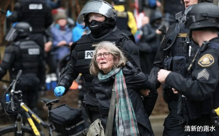 「美国」又开始“甩锅”？蓬佩奥“点名中国”：硬把美国暴乱和中国扯上关系！