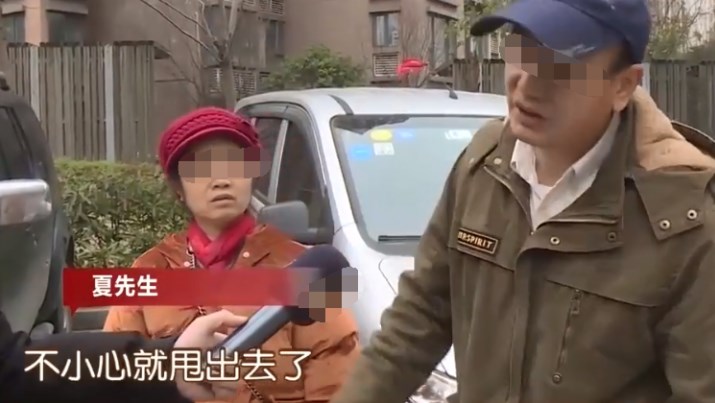 业主不交5元停车费被拦,把烟头丢保安脸上,被保安一砖头砸倒
