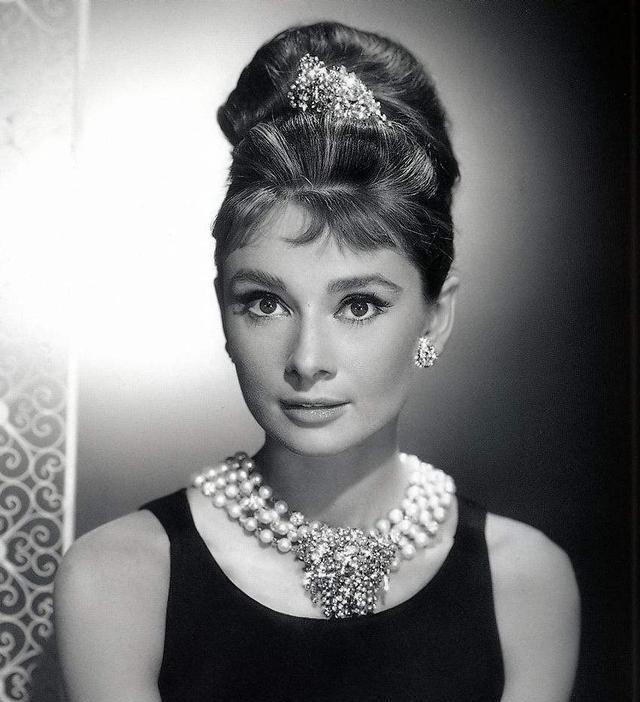 奥黛丽·赫本|全球公认“最标致”的5大女星，中国唯有她上榜，原来是熟悉的她