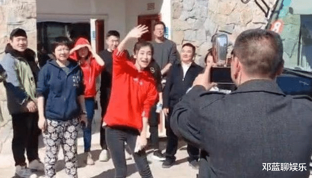 杂志|Baby第一次见到农村厕所，脱口而出3个字: 教养是装不出来的