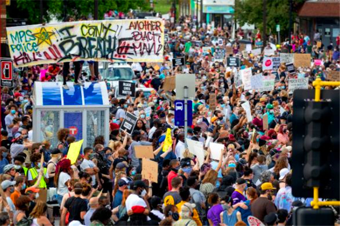 美国■特朗普头疼的事来了！全美突然爆发骚乱，大批警察车辆被砸毁