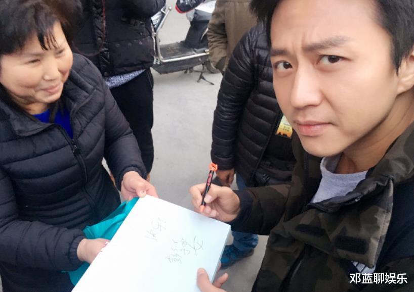 邓超|邓超被大妈误认成彭于晏为其签名，看清他写的字，网友都笑翻了