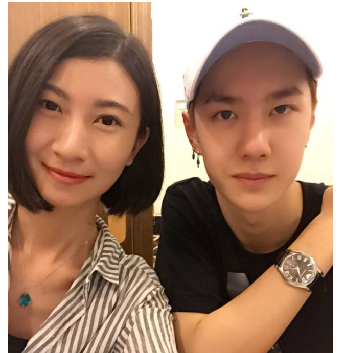 [王一博]王一博家中“最丑”？看到他姐姐的照片，我彻底沦陷了
